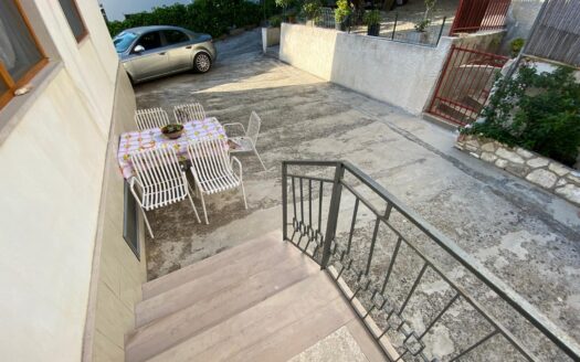 Casa indipendente con posti auto