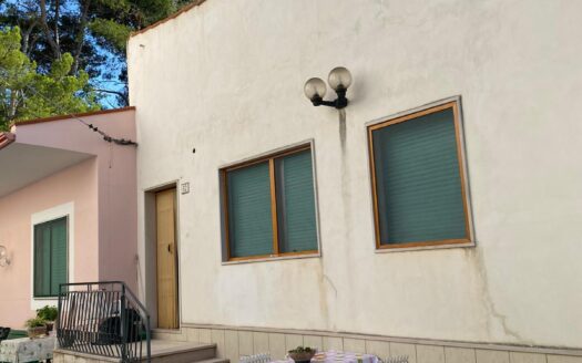 Casa indipendente con posti auto