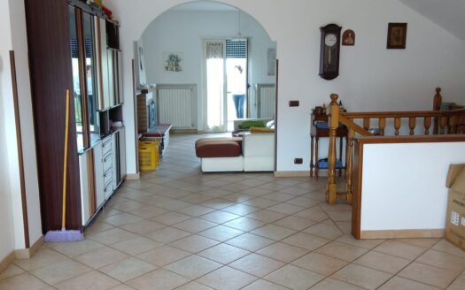 Casa indipendente con giardino e terrazzo