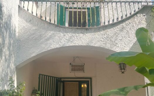 Casa indipendente con giardino e piscina condominiale