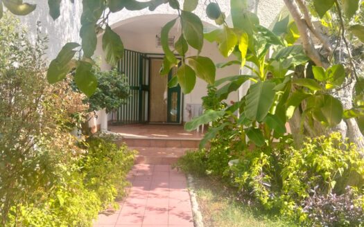 Casa indipendente con giardino e piscina condominiale
