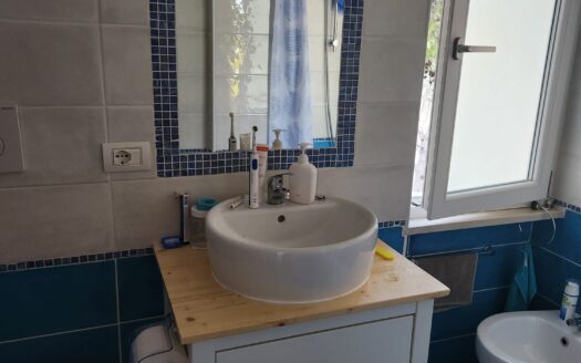 Appartamento ristrutturato con vista mare a San Menaio